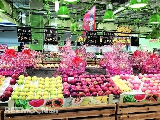 姹紫嫣紅的五月，既是時令鮮果陸續(xù)上市的節(jié)點，也是一些水果青黃不接的時候，但無論是什么水果，人們的需求總是很大。然而愛吃水果的市民會發(fā)現(xiàn)，這兩個月以來，許多水果價格高漲，像優(yōu)質(zhì)蘋果，一個價格都抵得上去年一市斤的售價了，連最普通的橘子、梨，價格都居高不下。價格飆升，市民直呼“吃不起”不少水果零售價格均比